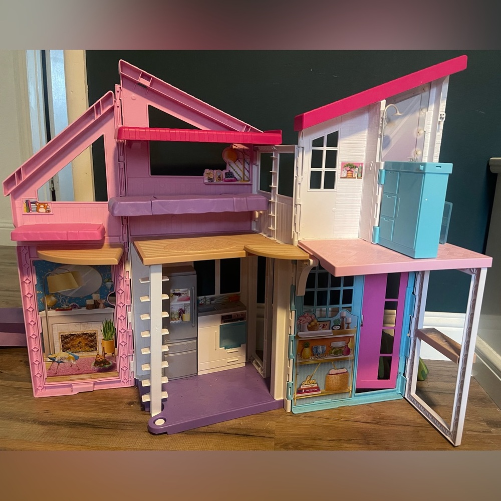 Folding Barbie Malibu Dollhouse